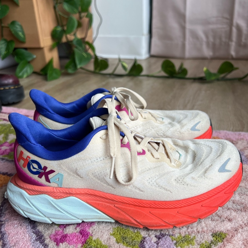 HOKA ARAHI 6